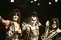 Mini Kiss con la rock band musicale Kiss in una foto esclusiva di Automania al New York Auto Show